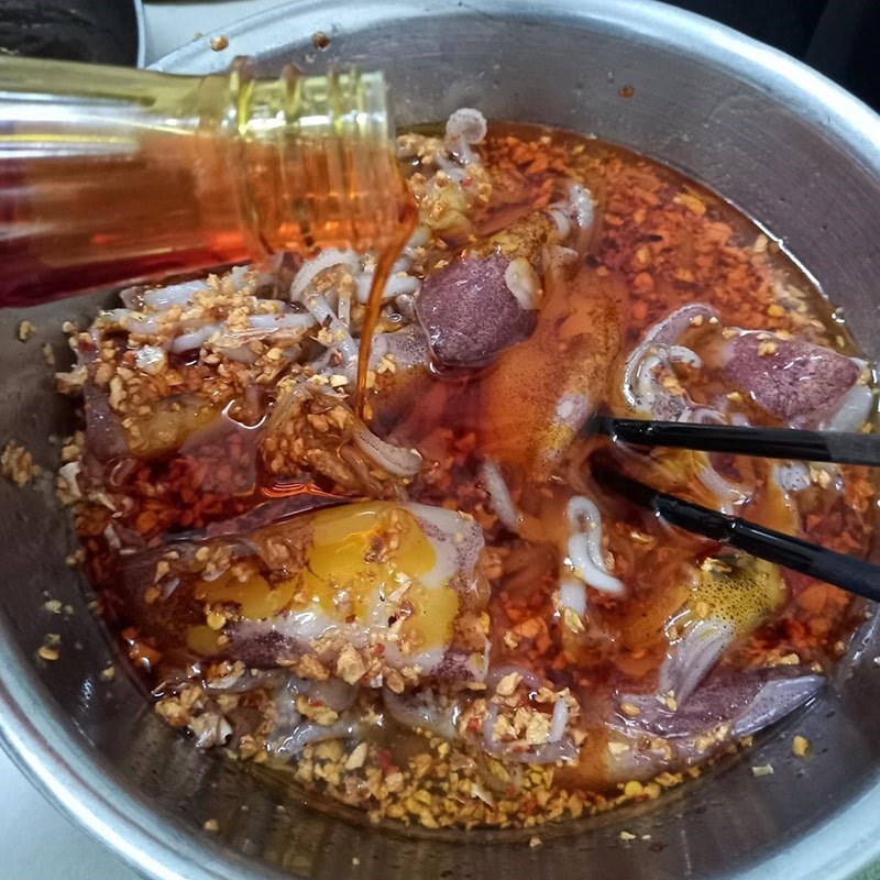Bước 3 Ướp mực Mực nướng sa tế