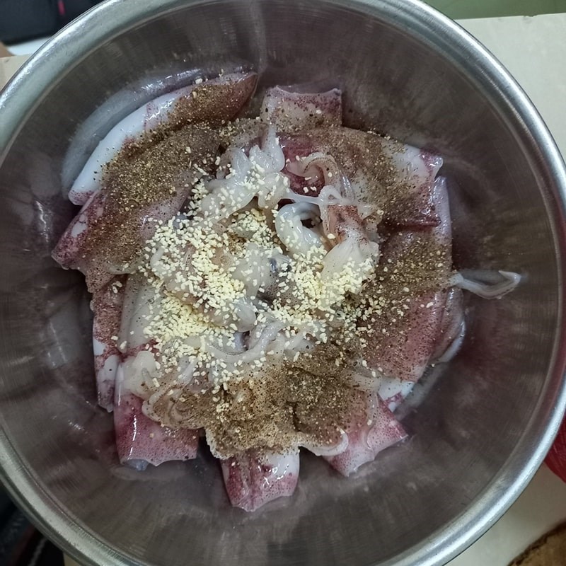 Bước 3 Ướp mực Mực nướng sa tế