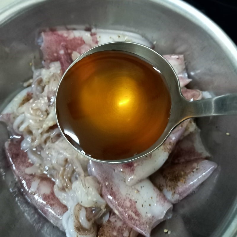 Bước 3 Ướp mực Mực nướng sa tế