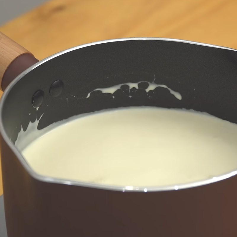 Bước 2 Pha hỗn hợp trứng sữa Bánh flan whipping cream nướng