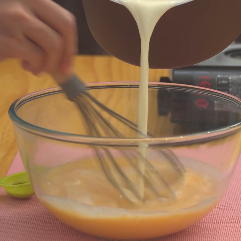 Bước 2 Pha hỗn hợp trứng sữa Bánh flan whipping cream nướng