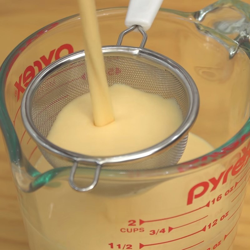 Bước 2 Pha hỗn hợp trứng sữa Bánh flan whipping cream nướng