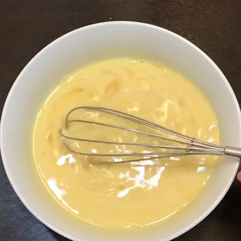 Bước 2 Pha hỗn hợp trứng sữa Bánh flan sữa tươi nướng