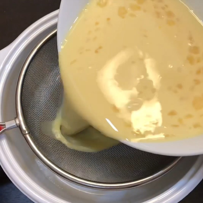 Bước 2 Pha hỗn hợp trứng sữa Bánh flan sữa tươi nướng