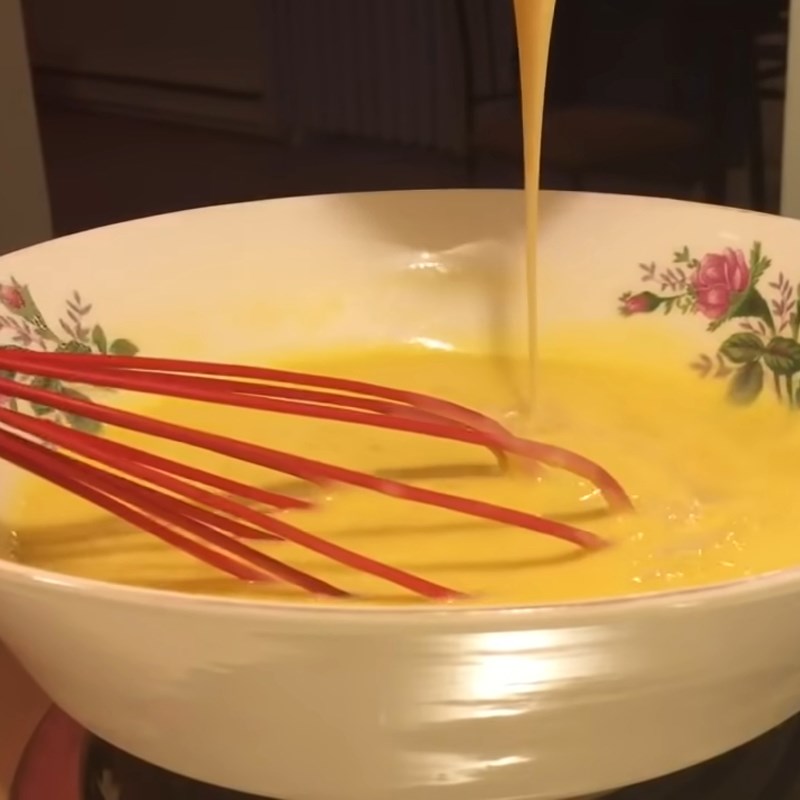 Bước 2 Pha hỗn hợp trứng sữa Bánh flan sữa đặc nướng