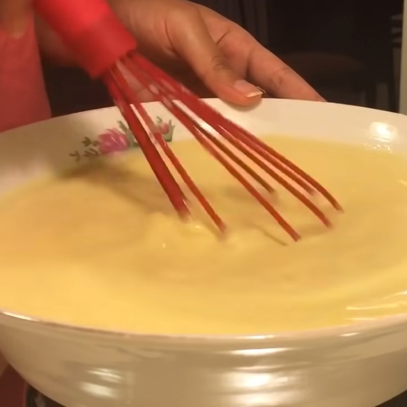 Bước 2 Pha hỗn hợp trứng sữa Bánh flan sữa đặc nướng