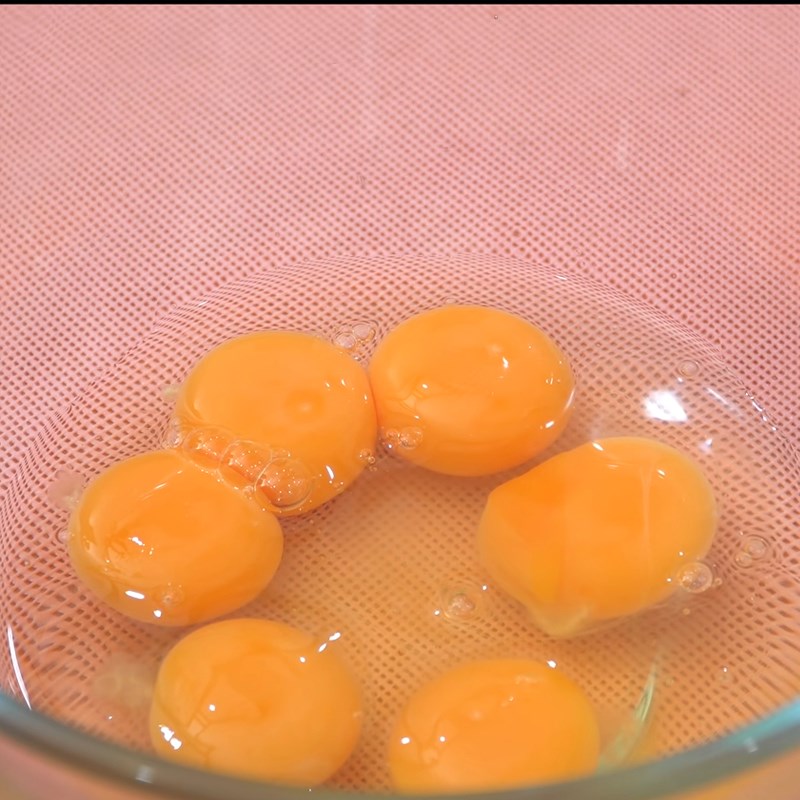 Bước 2 Pha hỗn hợp trứng sữa Bánh flan whipping cream nướng