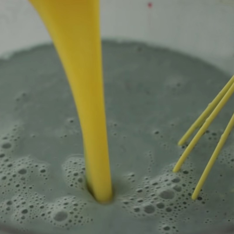 Bước 3 Pha màu hỗn hợp bánh Bánh crepe ngàn lớp việt quất