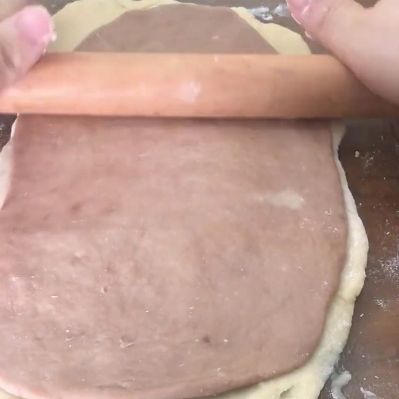 Bước 2 Pha màu và cuộn bột bánh Bánh tai heo bằng nồi chiên không dầu