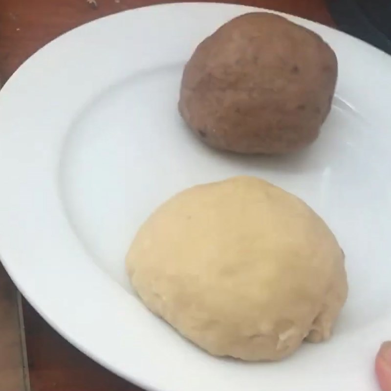 Bước 2 Pha màu và cuộn bột bánh Bánh tai heo bằng nồi chiên không dầu