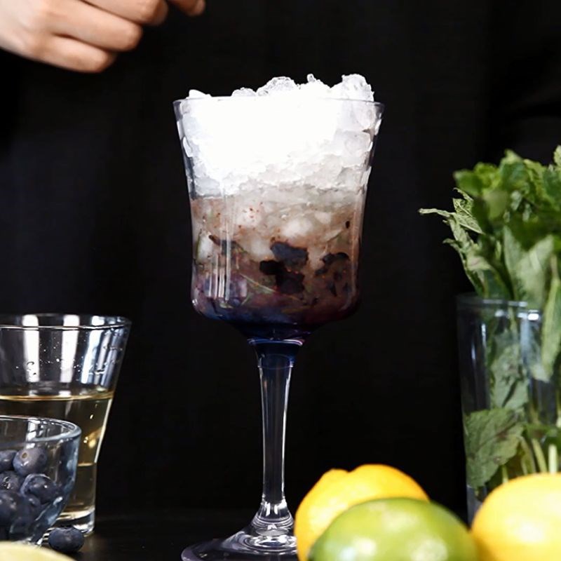 Bước 2 Pha mojito Mojito việt quất không cồn