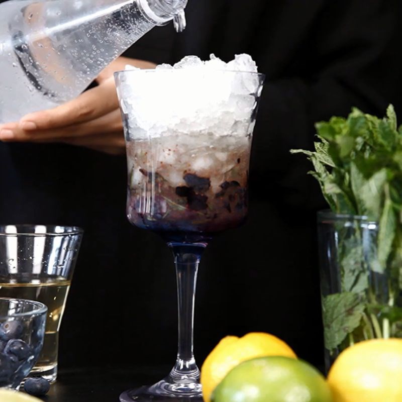 Bước 2 Pha mojito Mojito việt quất không cồn