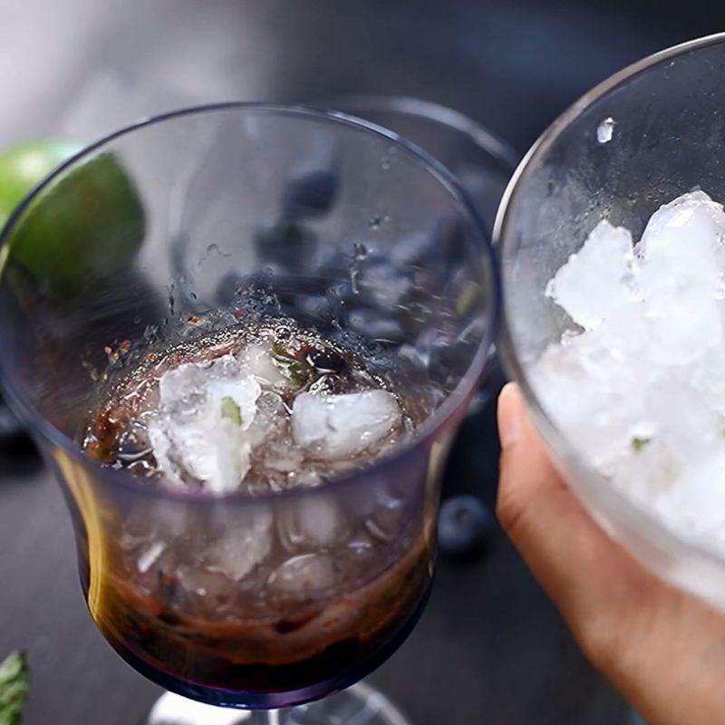 Bước 2 Pha mojito Mojito việt quất không cồn