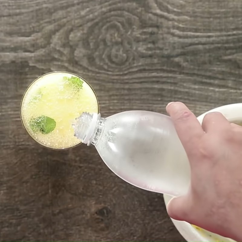 Bước 3 Pha mojito xoài chanh dây Mojito xoài chanh dây