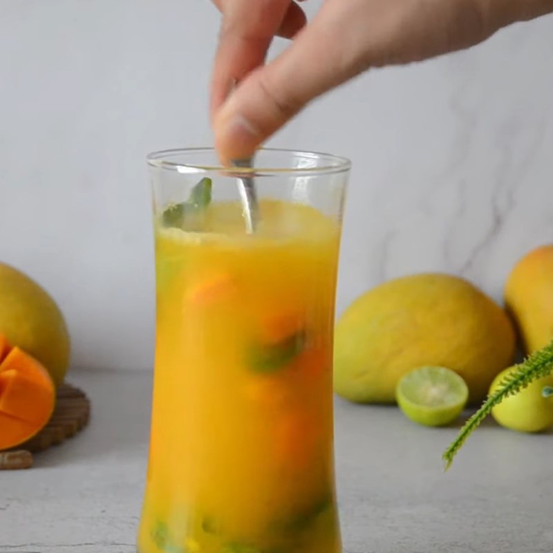 Bước 3 Pha mojito xoài với chanh tươi Mojito xoài chanh tươi