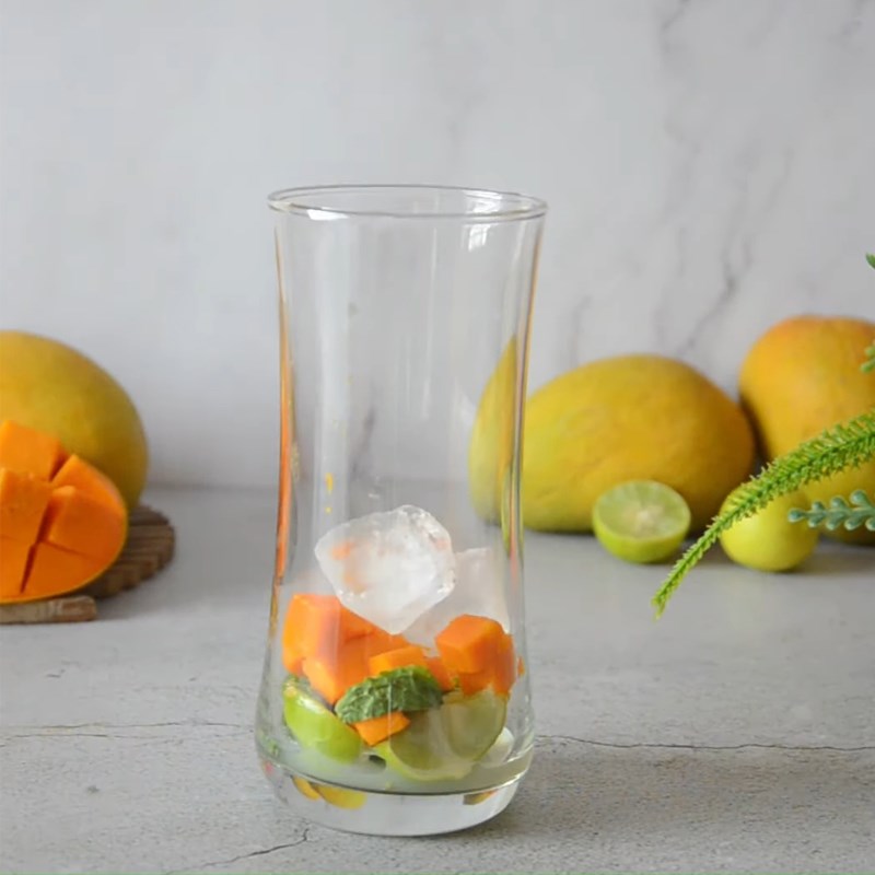 Bước 3 Pha mojito xoài với chanh tươi Mojito xoài chanh tươi