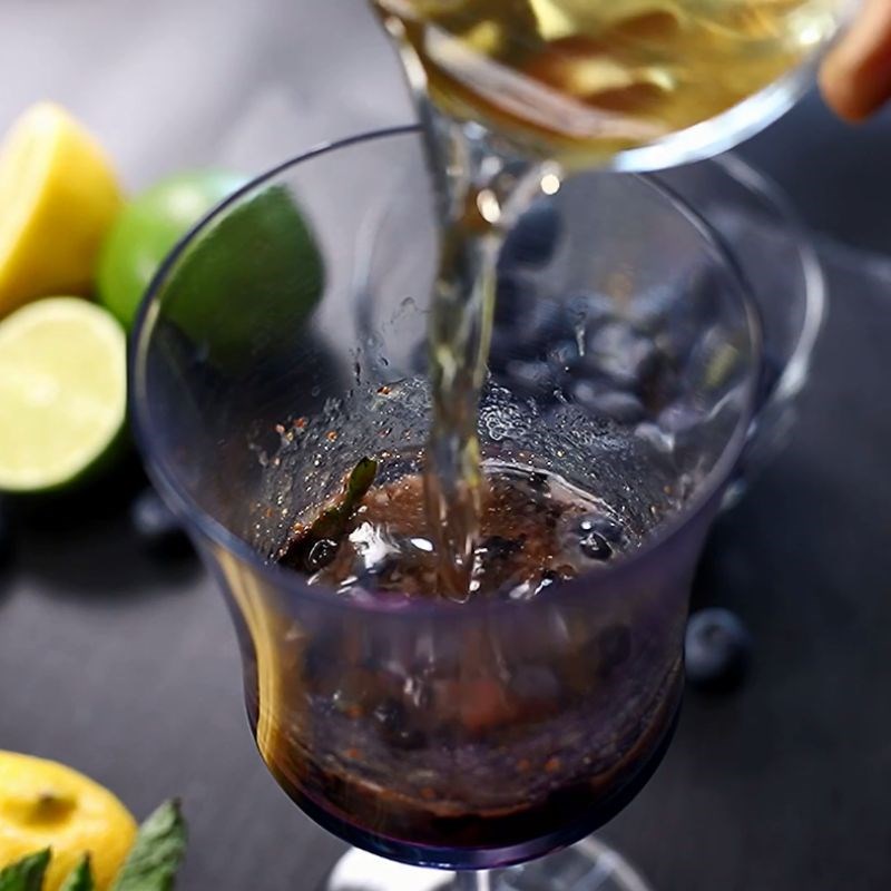 Bước 2 Pha mojito Mojito việt quất không cồn