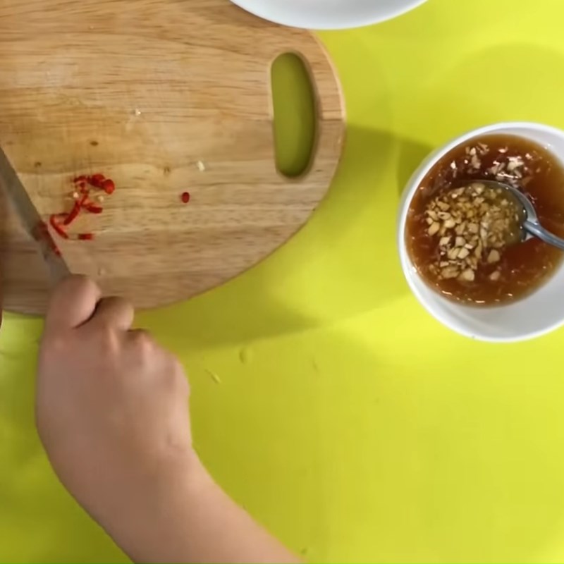 Bước 4 Pha nước chấm Cá lòng tong chiên giòn