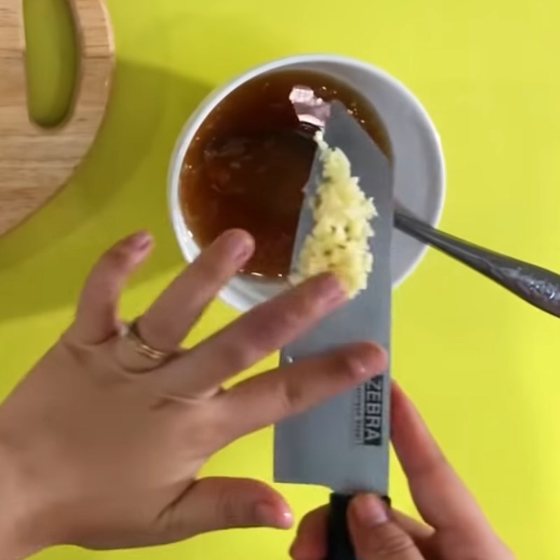 Bước 4 Pha nước chấm Cá lòng tong chiên giòn