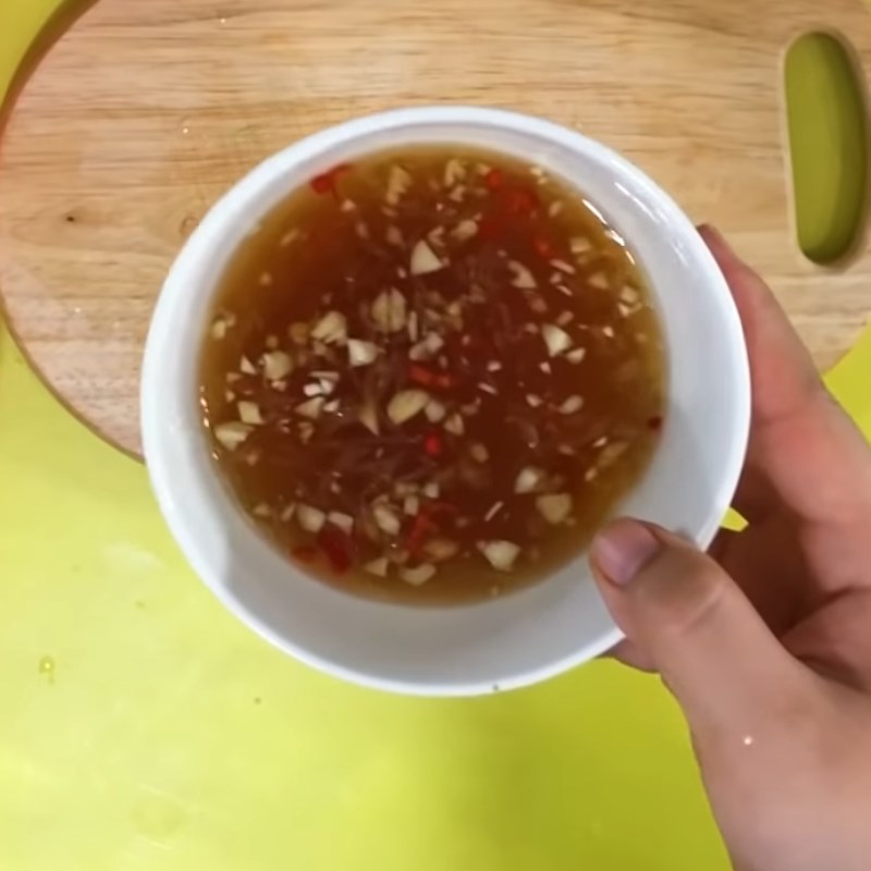Bước 4 Pha nước chấm Cá lòng tong chiên giòn