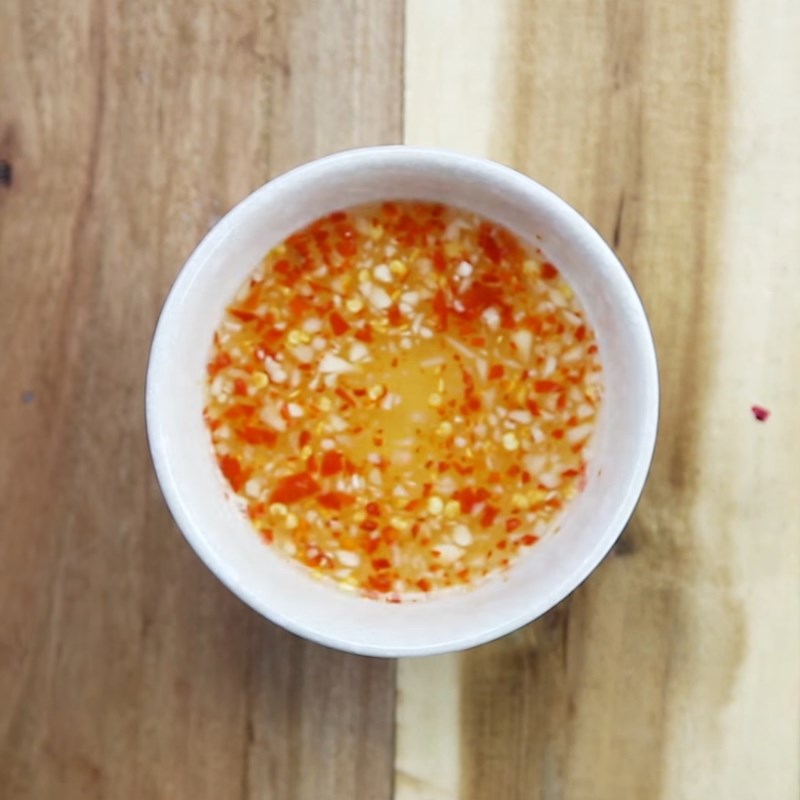 Bước 5 Pha nước chấm Bánh xèo tôm thịt