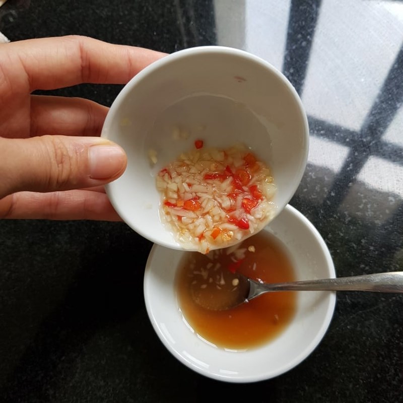 Bước 5 Làm nước mắm chấm bánh xèo Bánh xèo tôm thịt (công thức được chia sẻ từ người dùng)