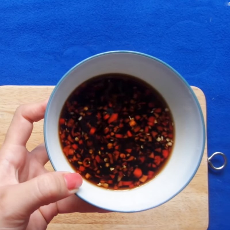 Bước 2 Pha nước chấm Bột chiên bằng bột gạo và bột năng