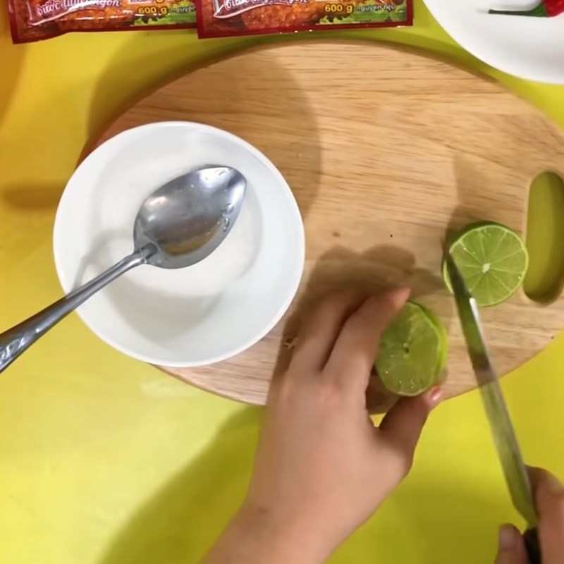 Bước 4 Pha nước chấm Cá lòng tong chiên giòn