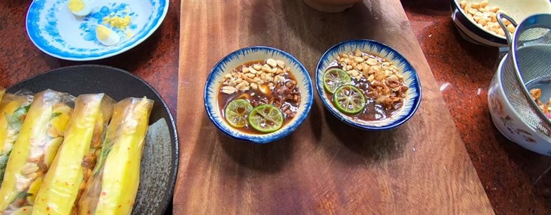 Bước 2 Pha nước chấm chua ngọt Bánh tráng cuốn sốt me chua ngọt