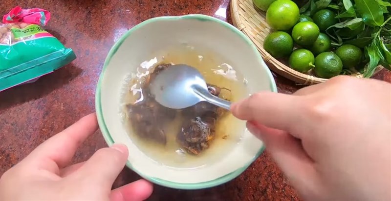 Bước 2 Pha nước chấm chua ngọt Bánh tráng cuốn sốt me chua ngọt