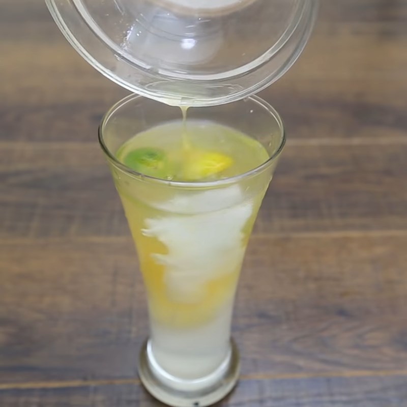 Bước 3 Pha nước dừa tắc Dừa tắc