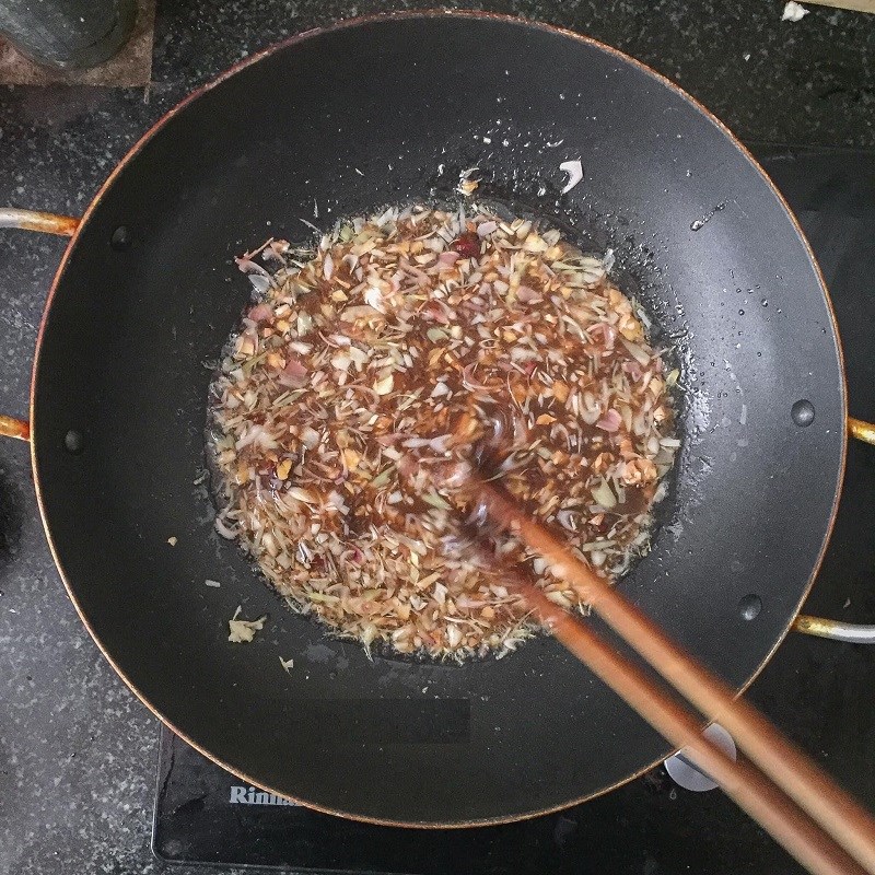 Bước 2 Làm nước sốt me Ốc móng tay xào me (công thức được chia sẻ từ người dùng)