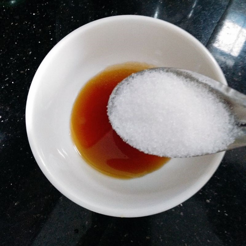 Bước 3 Pha nước sốt Cánh gà chiên nước mắm bơ tỏi