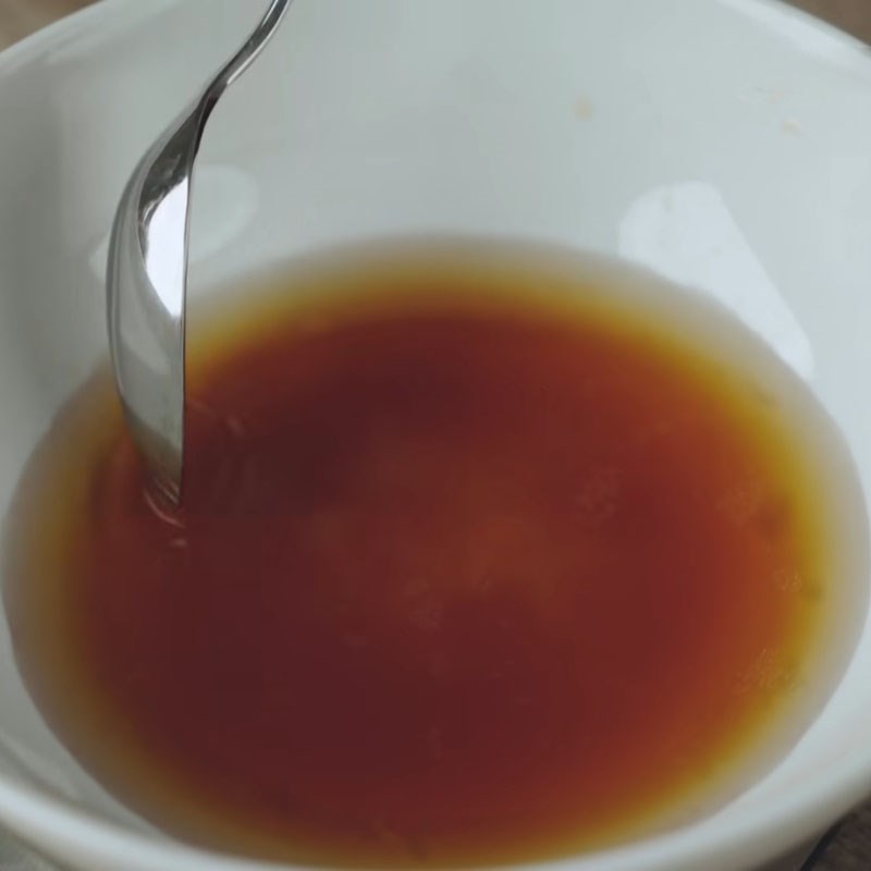 Bước 2 Pha nước sốt kho Tôm khô kho quẹt với tiêu xanh