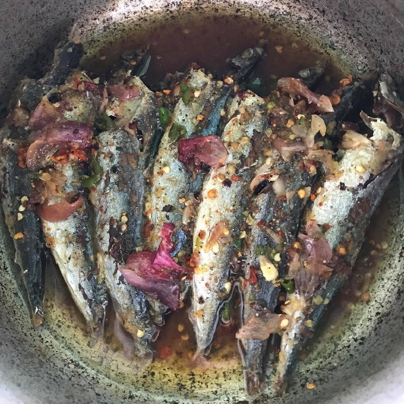 Bước 2 Pha nước sốt và chiên cá Cá nục kho măng