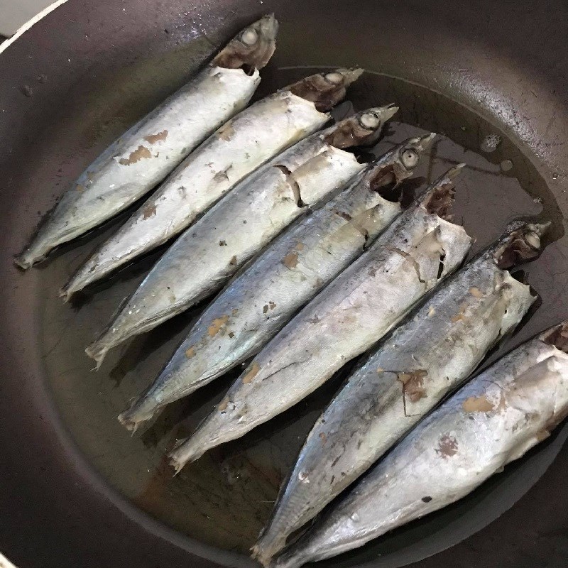 Bước 2 Pha nước sốt và chiên cá Cá nục kho măng