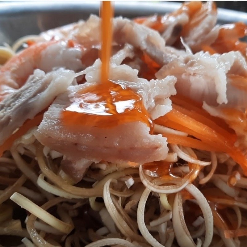 Bước 3 Pha nước sốt và trộn gỏi Gỏi hoa chuối tôm thịt sốt tương ớt