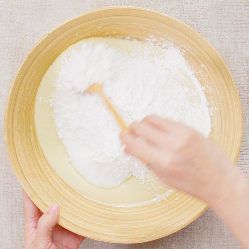 Bước 2 Pha phần bột màu vàng Bánh da lợn đậu xanh