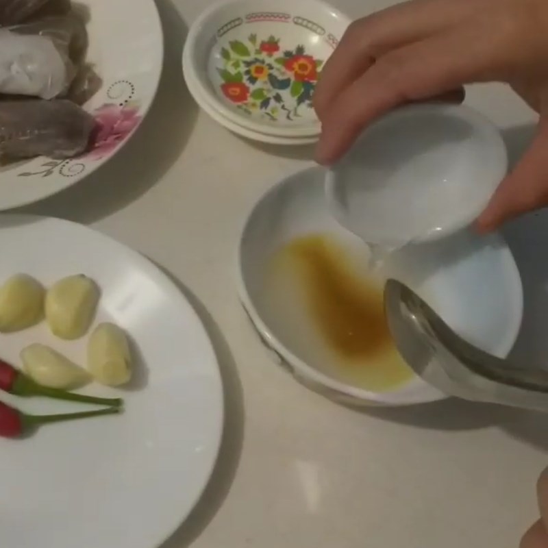 Bước 1 Pha sốt Khô cá đù rim mắm tỏi