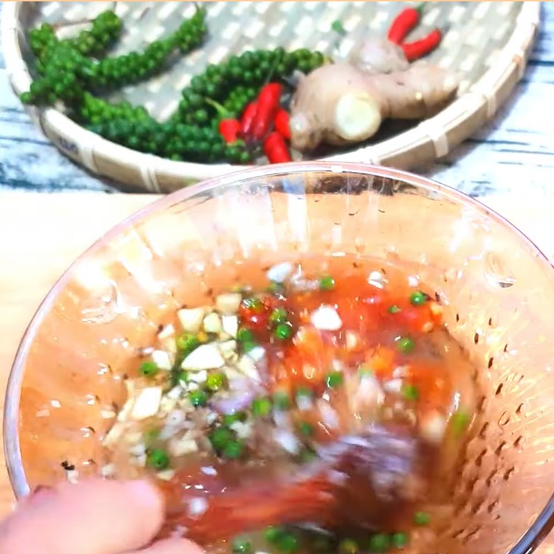 Bước 3 Pha sốt Ốc bươu nướng tiêu xanh