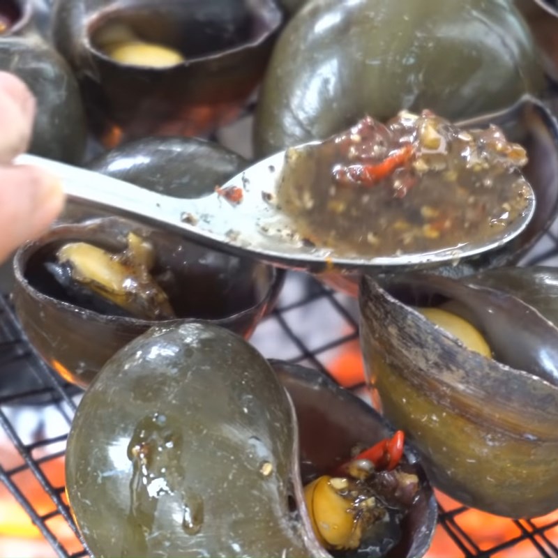Bước 3 Nướng ốc Ốc bươu nướng tiêu đen