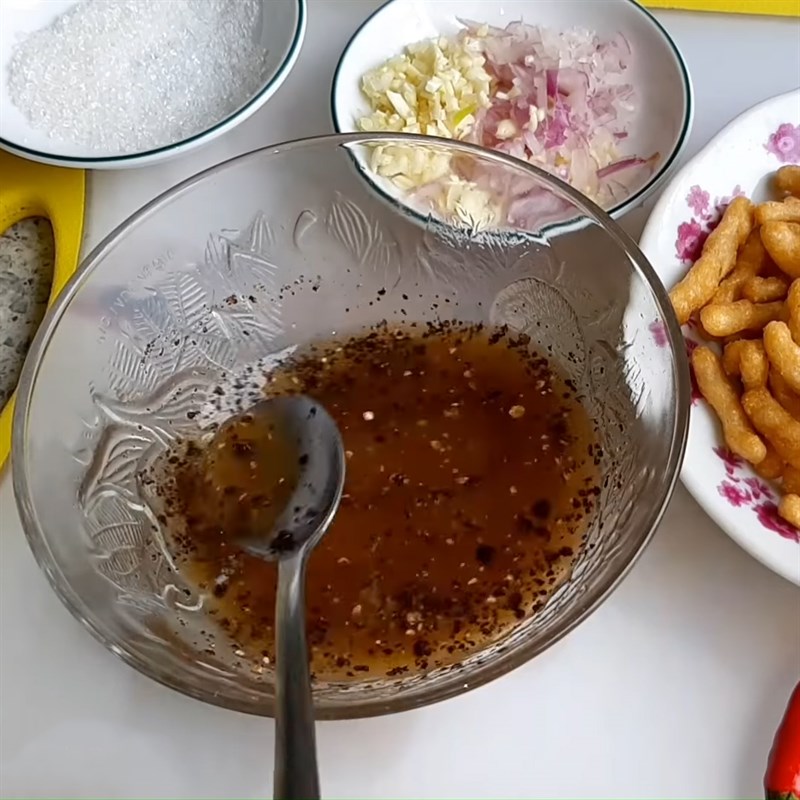 Bước 2 Pha sốt Cá bống kho tiêu chay