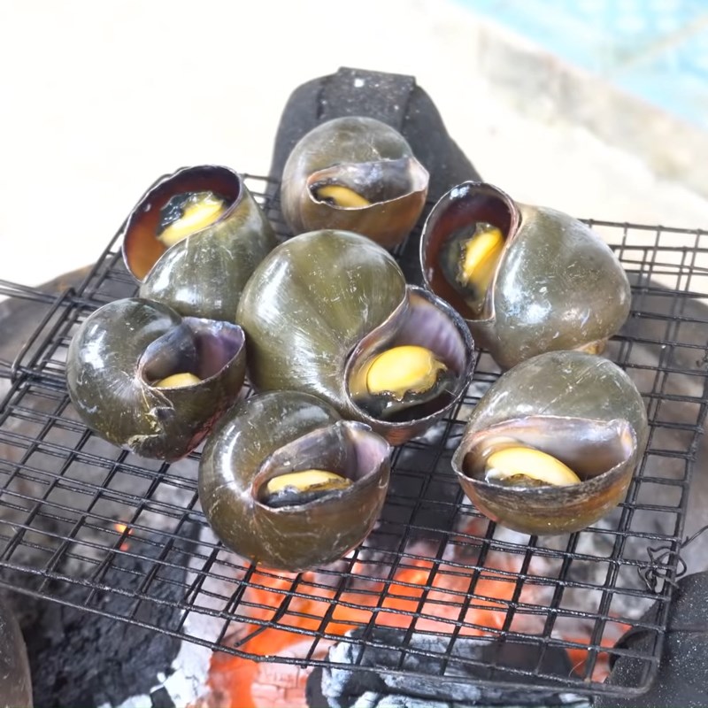 Bước 3 Nướng ốc Ốc bươu nướng tiêu đen