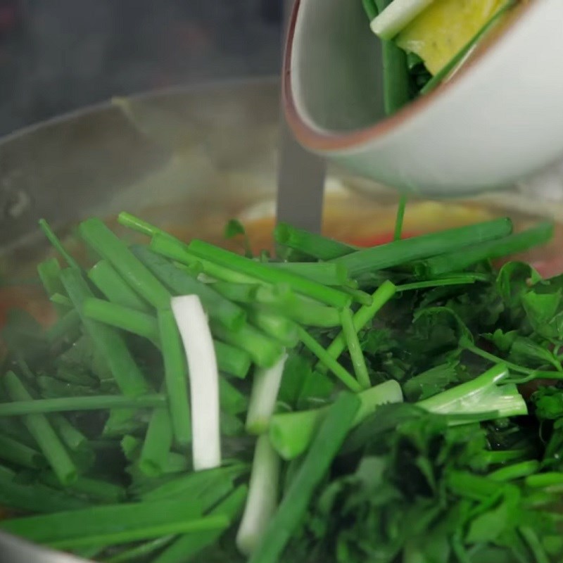 Bước 4 Nấu canh Cá ngân nấu canh chua măng