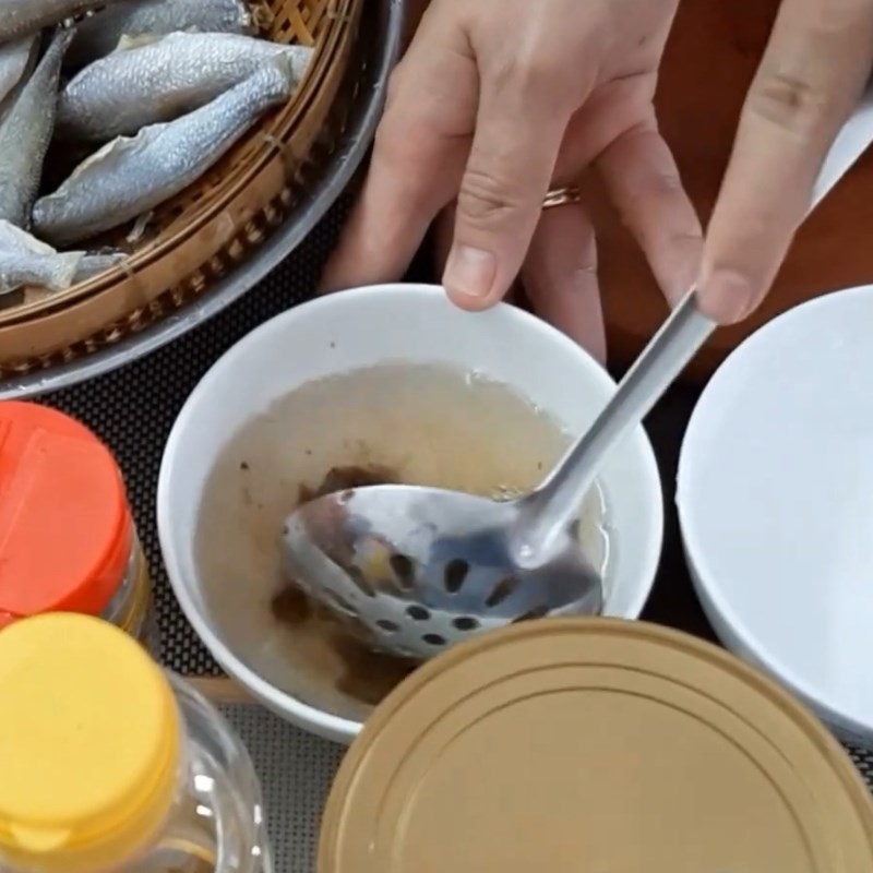 Bước 1 Pha sốt me Khô cá đù rim me