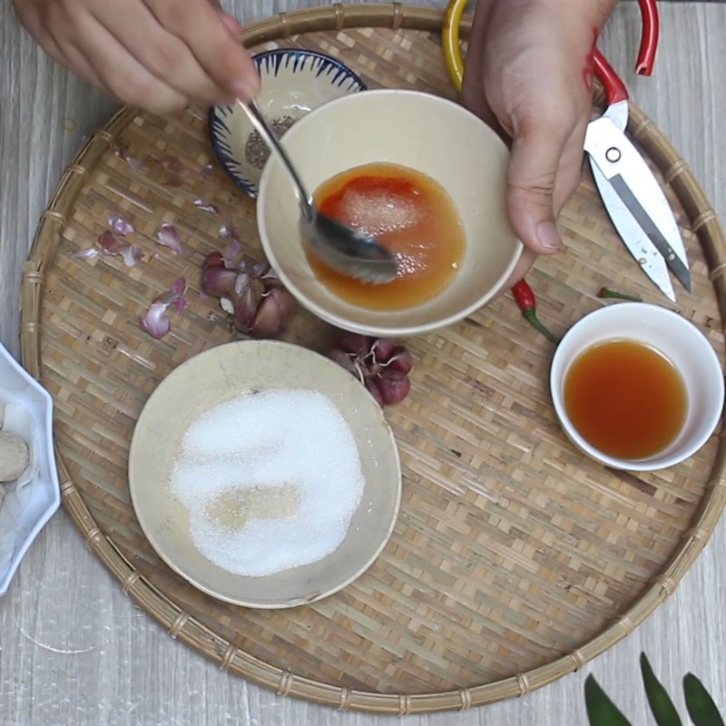 Bước 2 Pha sốt nước mắm Bò viên chiên nước mắm