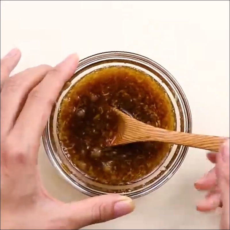 Bước 2 Pha sốt hành gừng Thịt heo áp chảo sốt hành gừng