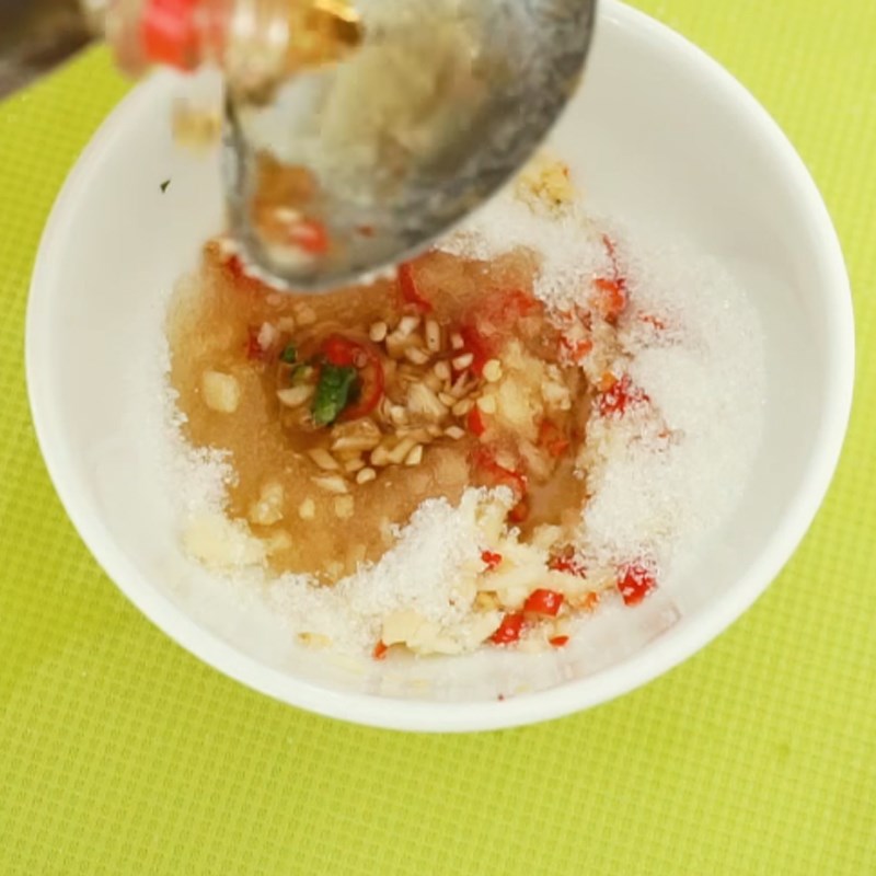 Bước 4 Pha sốt trộn Gỏi ổi tai heo
