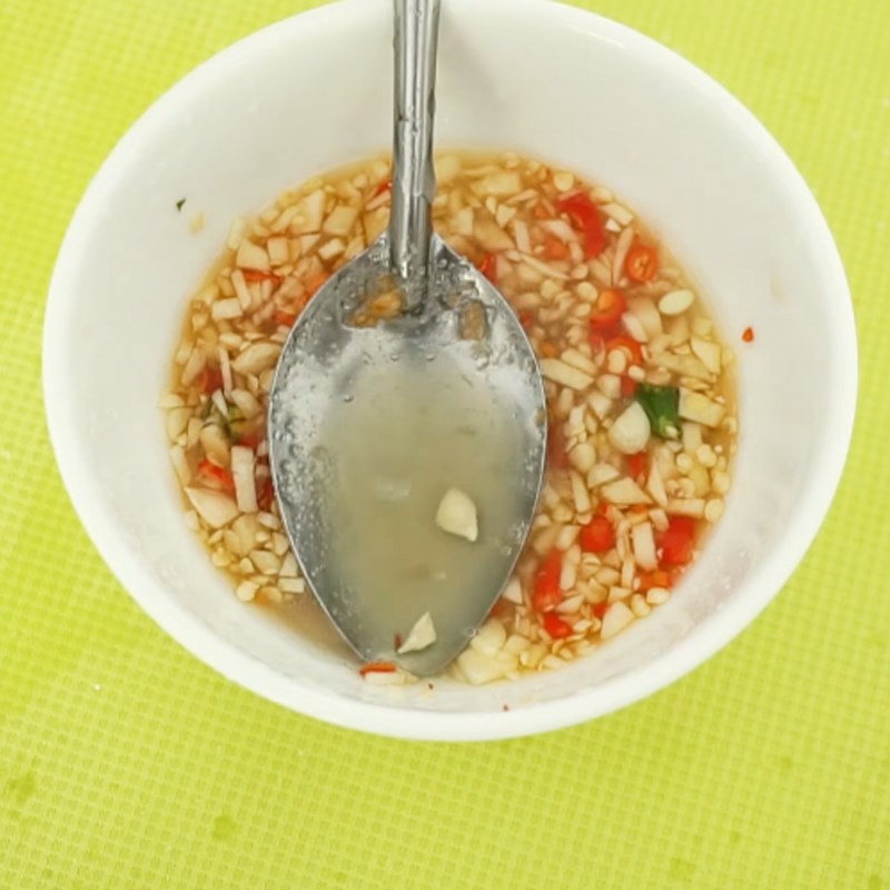 Bước 4 Pha sốt trộn Gỏi ổi tai heo