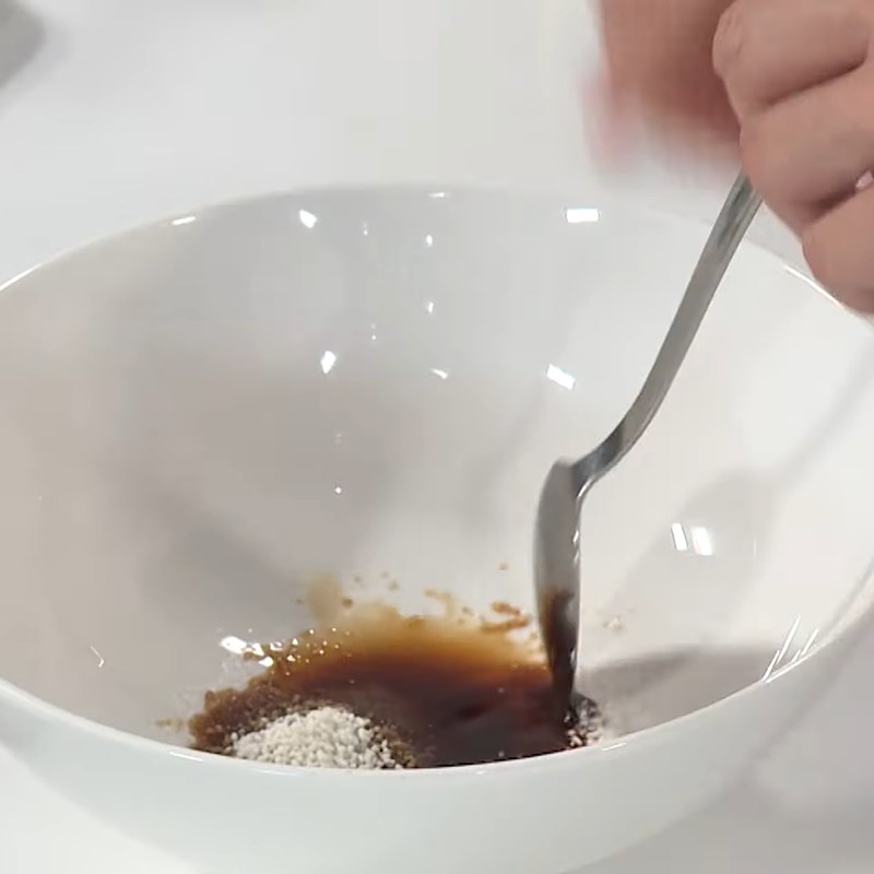 Bước 2 Pha sốt và ướp tàu hũ ky Tàu hũ ky xào nấm